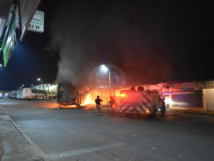 Delincuentes queman autobús en terminal de Acayucan; chofer se salva