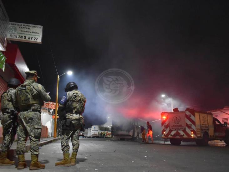 Delincuentes queman autobús en terminal de Acayucan; chofer se salva