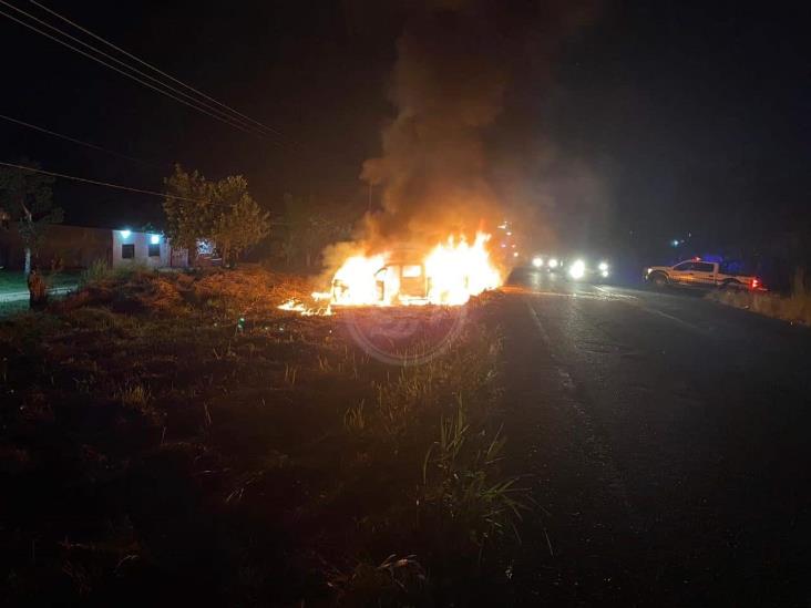 Delincuentes queman autobús en terminal de Acayucan; chofer se salva