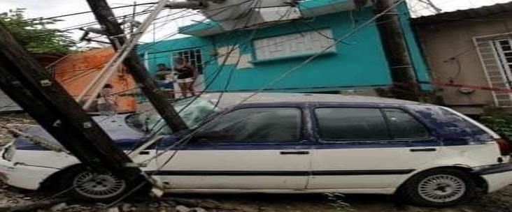 Ante frente frío N° 9 cae poste de CFE en zona conurbada de Veracruz