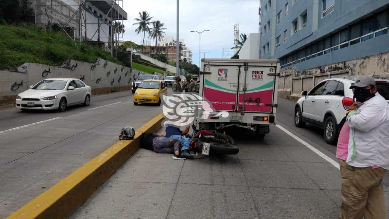 En Veracruz, pareja de motociclistas se estrella contra camioneta repartidora