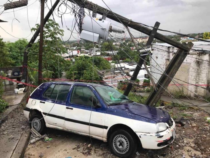 Ante frente frío N° 9 cae poste de CFE en zona conurbada de Veracruz