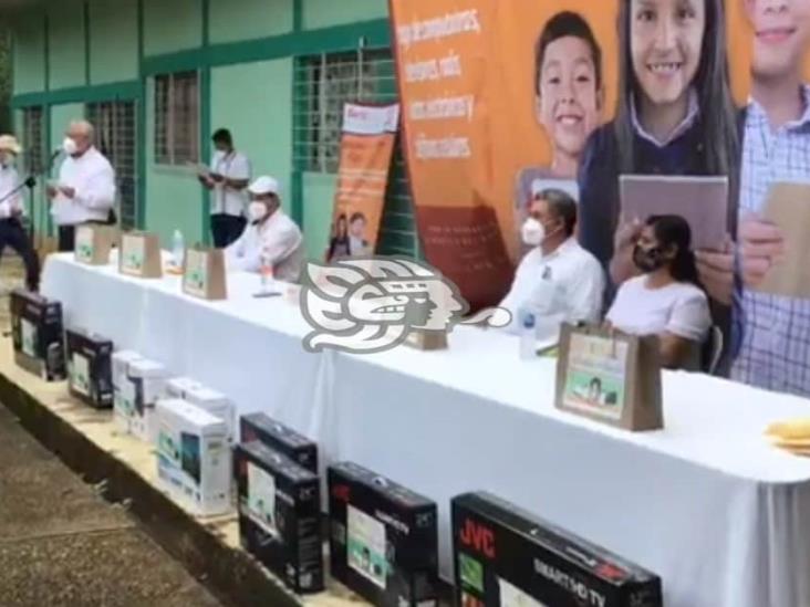 Programa Quédate en Clase benefició a 15 alumnos de Cosoleacaque