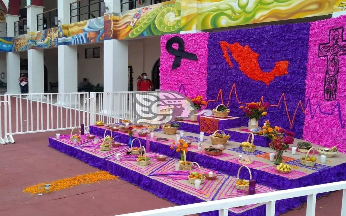 Colocan altar en el Palacio de Coatzacoalcos en honor a fallecidos por Covid-19