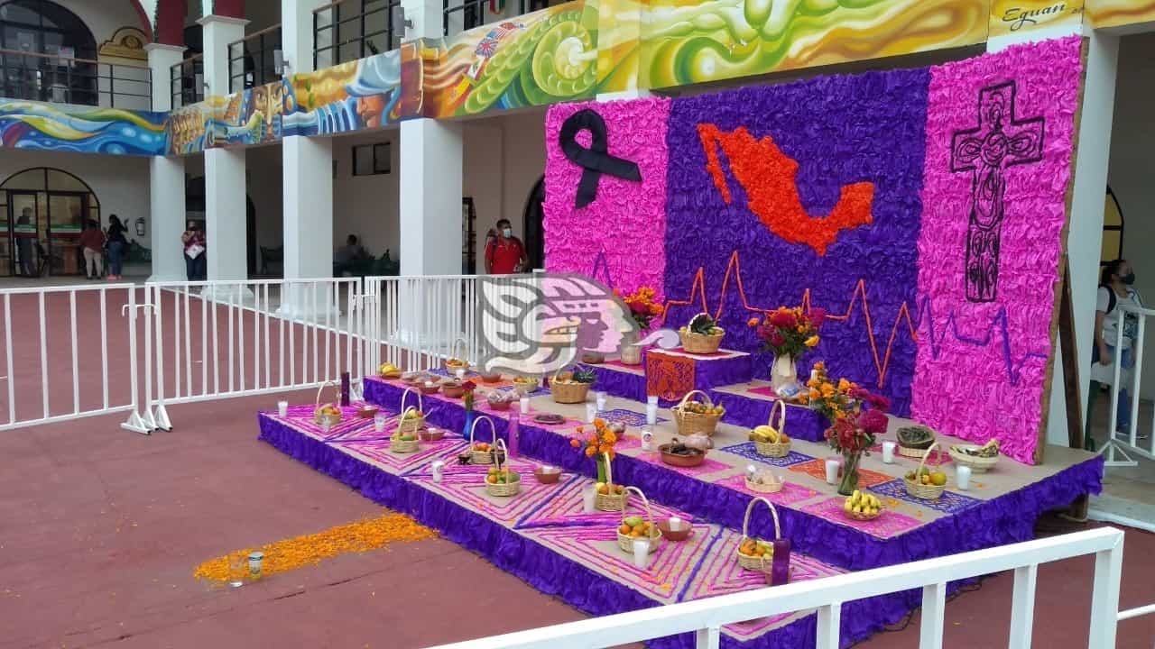 Colocan altar en el Palacio de Coatzacoalcos en honor a fallecidos por Covid-19