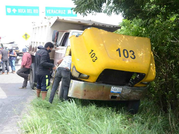 Impacta camión de volteo a camioneta particular en carretera federal 140