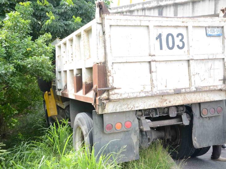 Impacta camión de volteo a camioneta particular en carretera federal 140