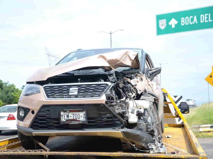 Impacta camión de volteo a camioneta particular en carretera federal 140