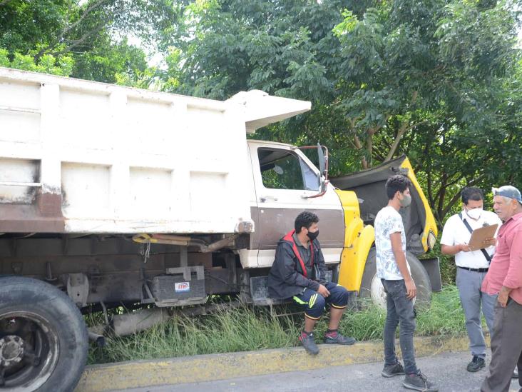 Impacta camión de volteo a camioneta particular en carretera federal 140