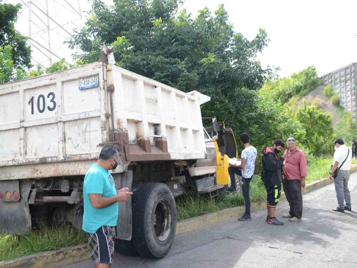 Impacta camión de volteo a camioneta particular en carretera federal 140