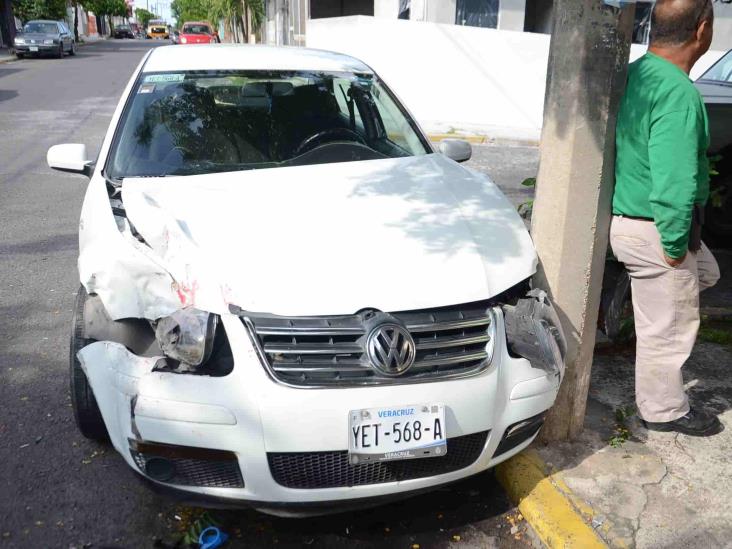 Urbano estrella vehículo contra poste de CFE; venia a exceso de velocidad