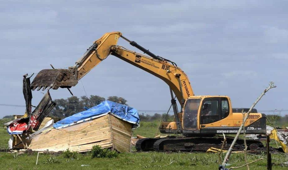 Desalojan con excavadoras a familias de un predio en Buenos Aires