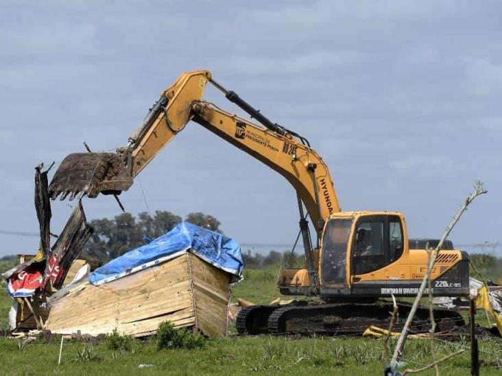 Desalojan con excavadoras a familias de un predio en Buenos Aires