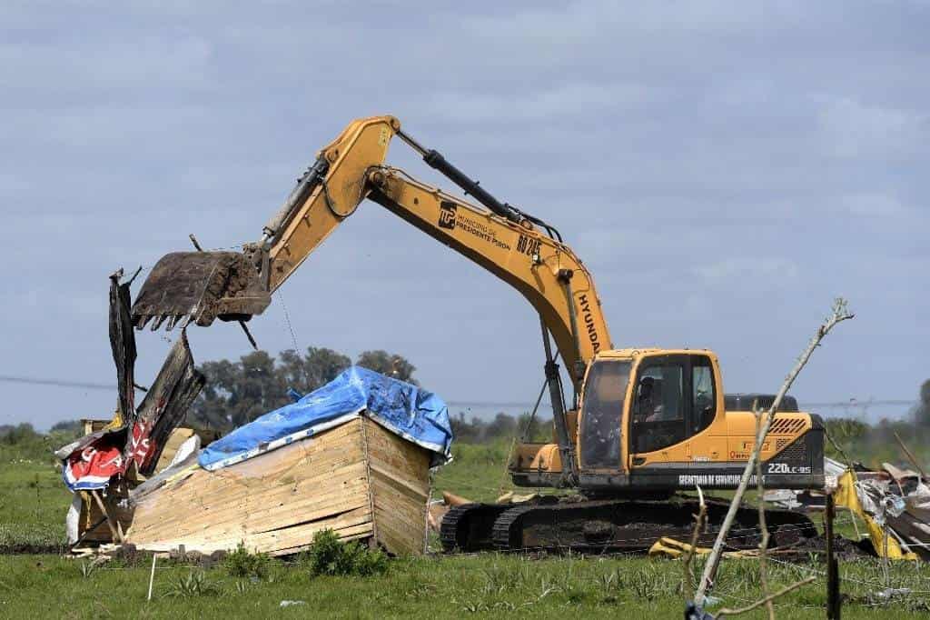 Desalojan con excavadoras a familias de un predio en Buenos Aires