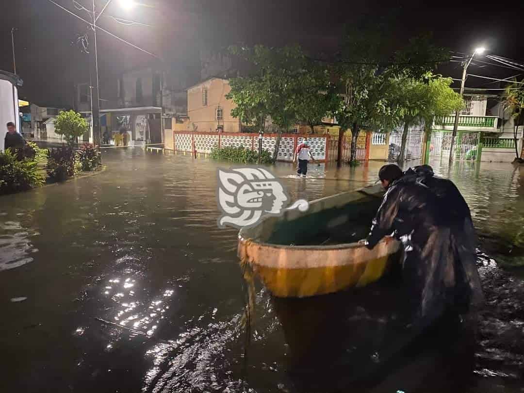 Llevan a familias a refugio por desbordamiento de arroyo en Cosolea