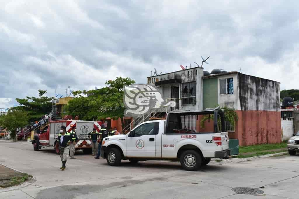 Caída de veladora genera conato de incendio en vivienda de Acayucan