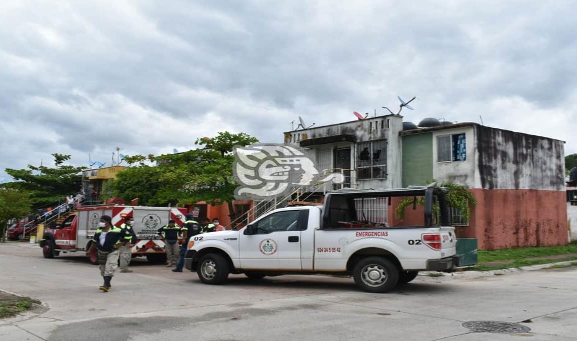 Caída de veladora genera conato de incendio en vivienda de Acayucan