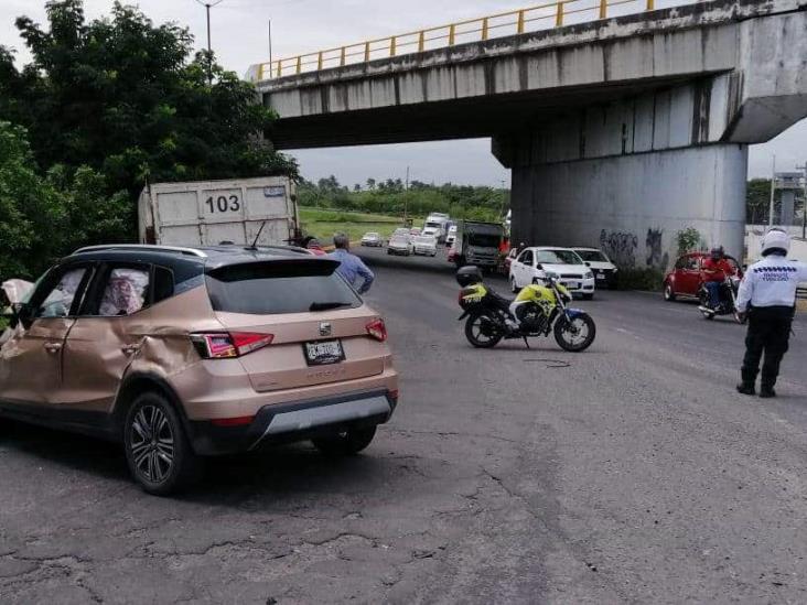 Impacta camión de volteo a camioneta particular en carretera federal 140