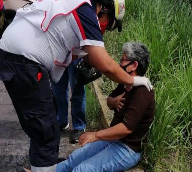 Impacta camión de volteo a camioneta particular en carretera federal 140