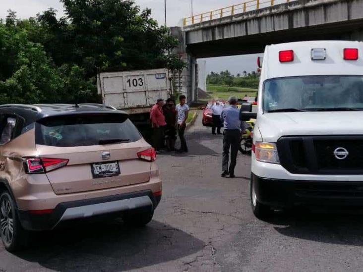 Impacta camión de volteo a camioneta particular en carretera federal 140