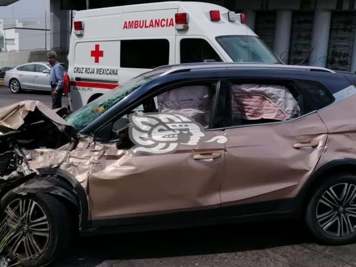 Impacta camión de volteo a camioneta particular en carretera federal 140