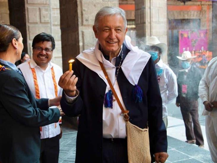 AMLO inaugura ofrenda homenaje a víctimas de COVID-19 en México