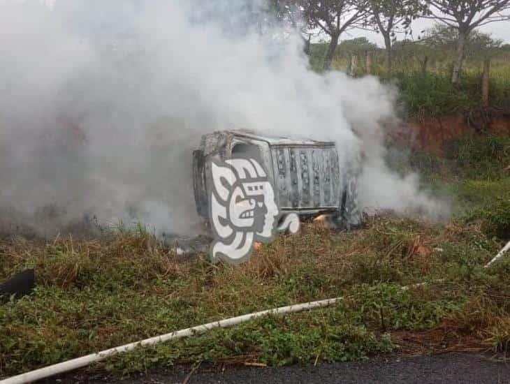 Camioneta vuelca y se incendia en tramo Isla — Acayucan