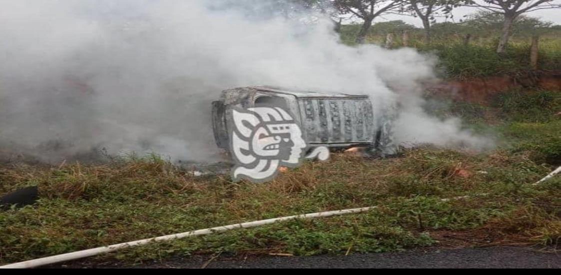 Camioneta vuelca y se incendia en tramo Isla — Acayucan