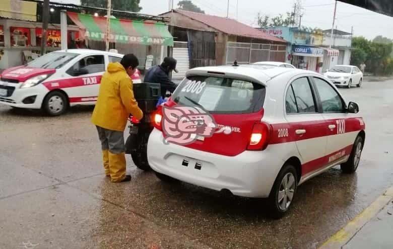 Motociclista se impactó contra un taxi en Minatitlán