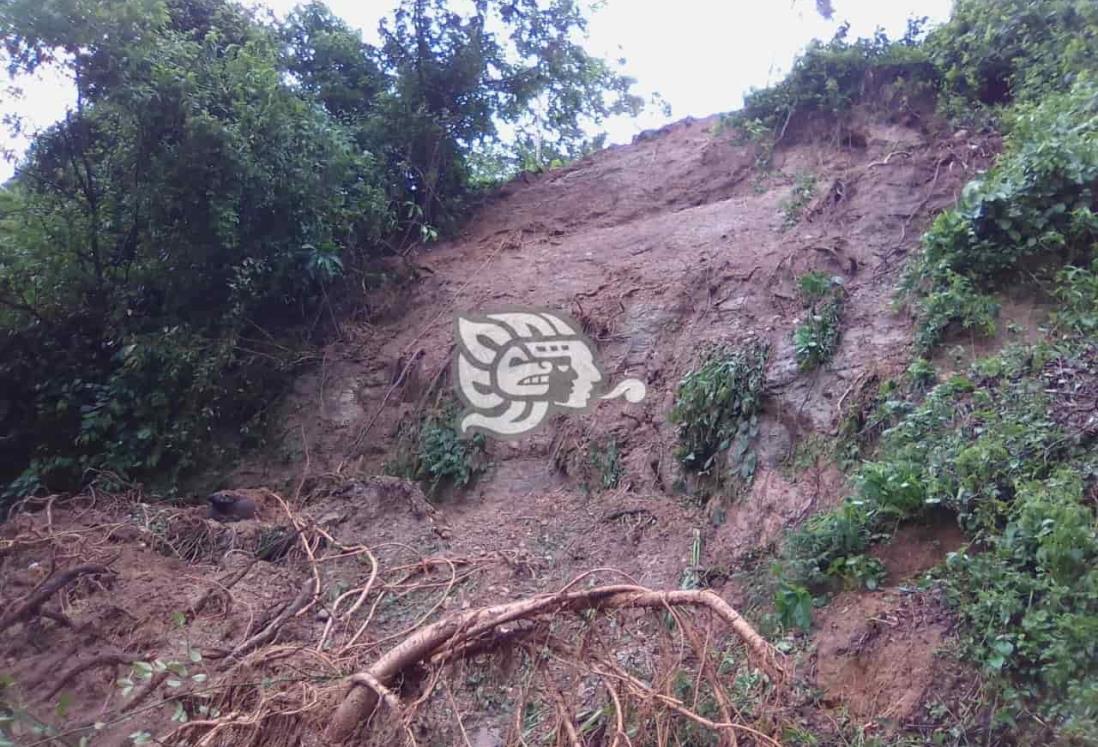 Desgajamiento de un cerro en la colonia San Regino de Nanchital