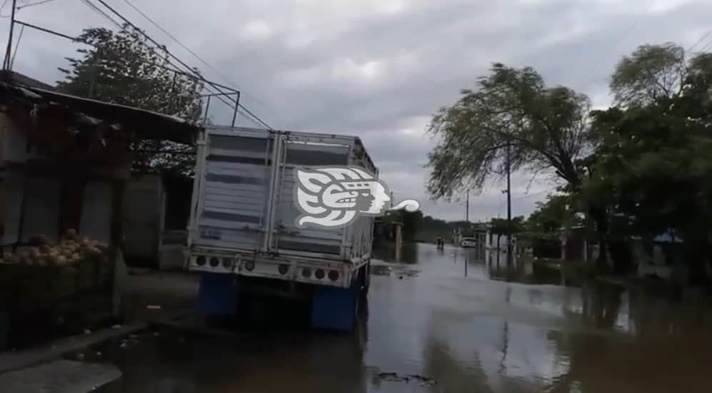 Se estanca el agua en calles de la Playón sur de Minatitlán