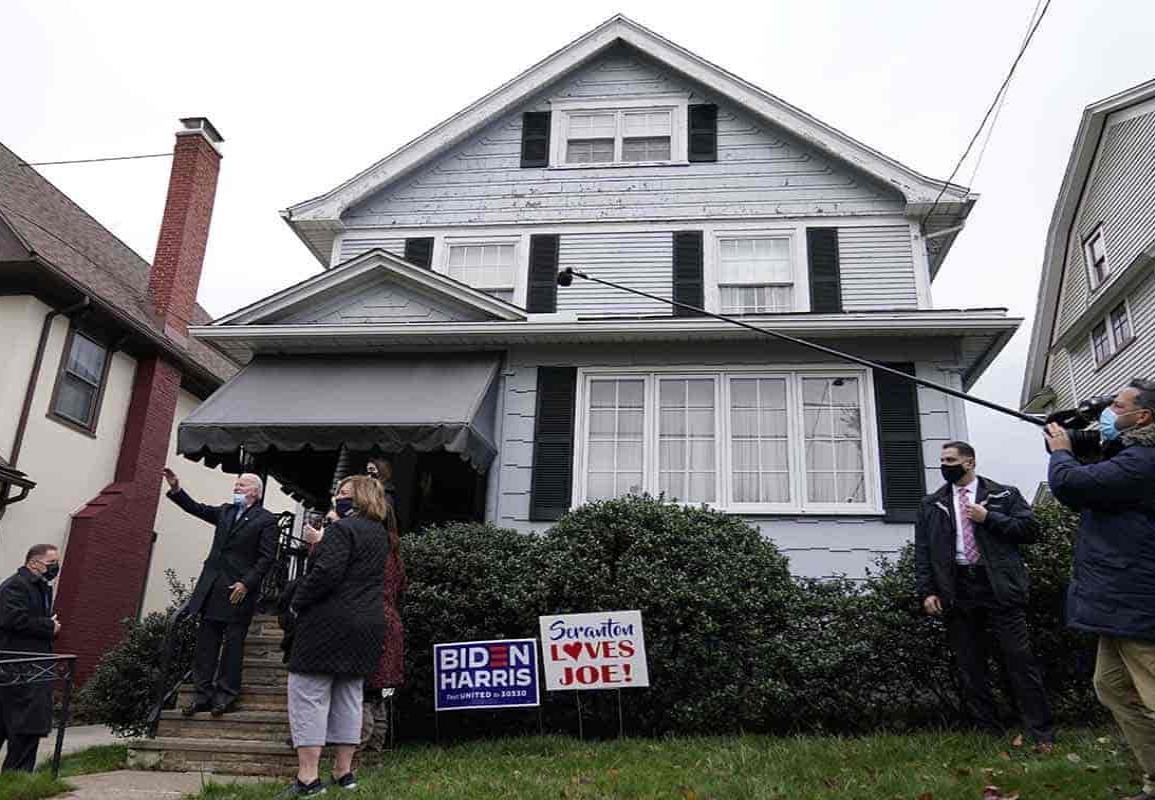 En la casa de su infancia, Biden ruega a Dios por su victoria