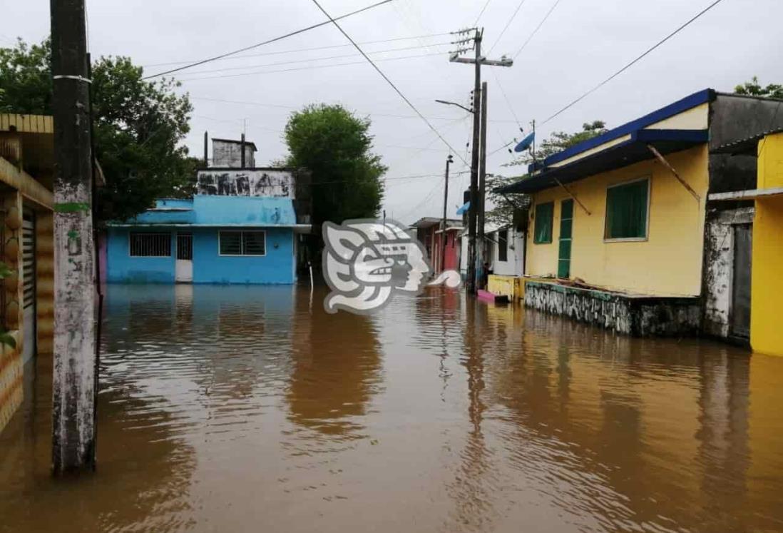 Zonas bajas de Las Choapas permanecen inundadas por desbordamiento de arroyos 