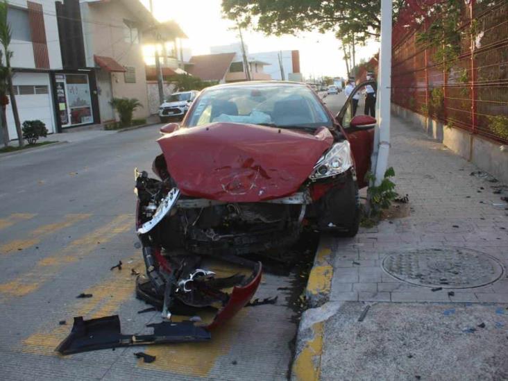 Por falta de precaución, impactan dos unidades en calles de Veracruz