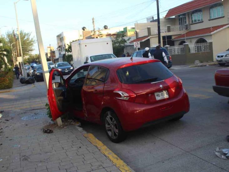 Por falta de precaución, impactan dos unidades en calles de Veracruz