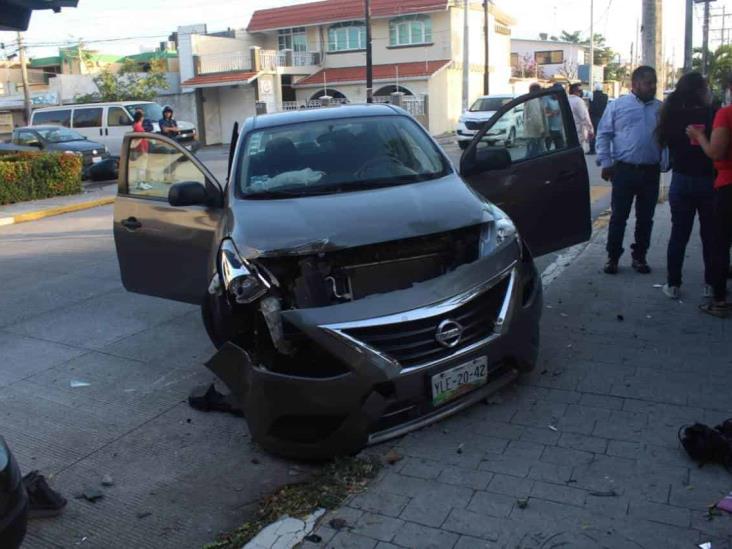 Por falta de precaución, impactan dos unidades en calles de Veracruz