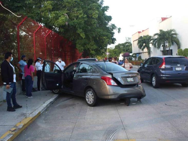 Por falta de precaución, impactan dos unidades en calles de Veracruz