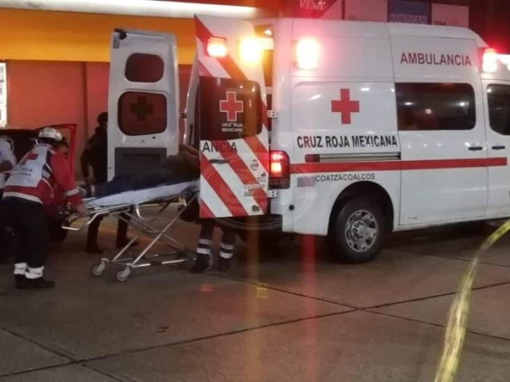 Atacan a balazos a taxista afuera de tienda de conveniencia en Coatzacoalcos