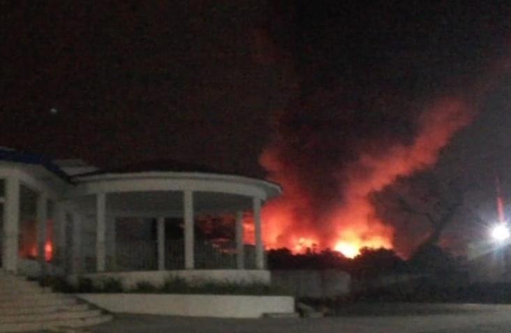 Se registra incendio en corralón de grúas en Orizaba