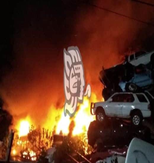 Se registra incendio en corralón de grúas en Orizaba