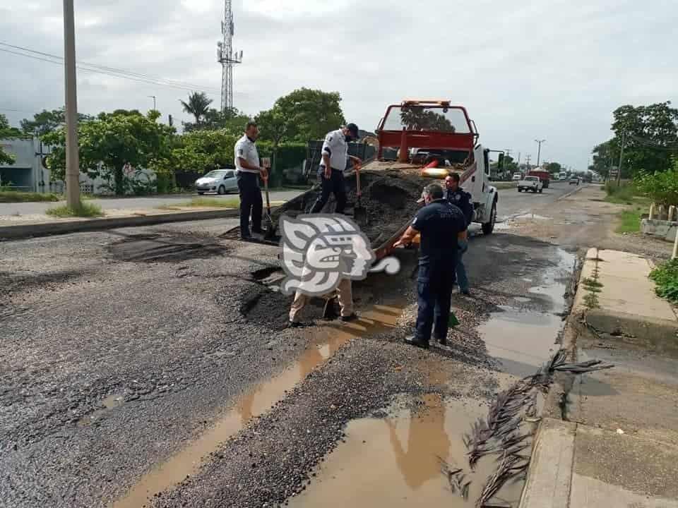 Tránsito tapa baches en la carretera Las Matas y Estero del Pantano