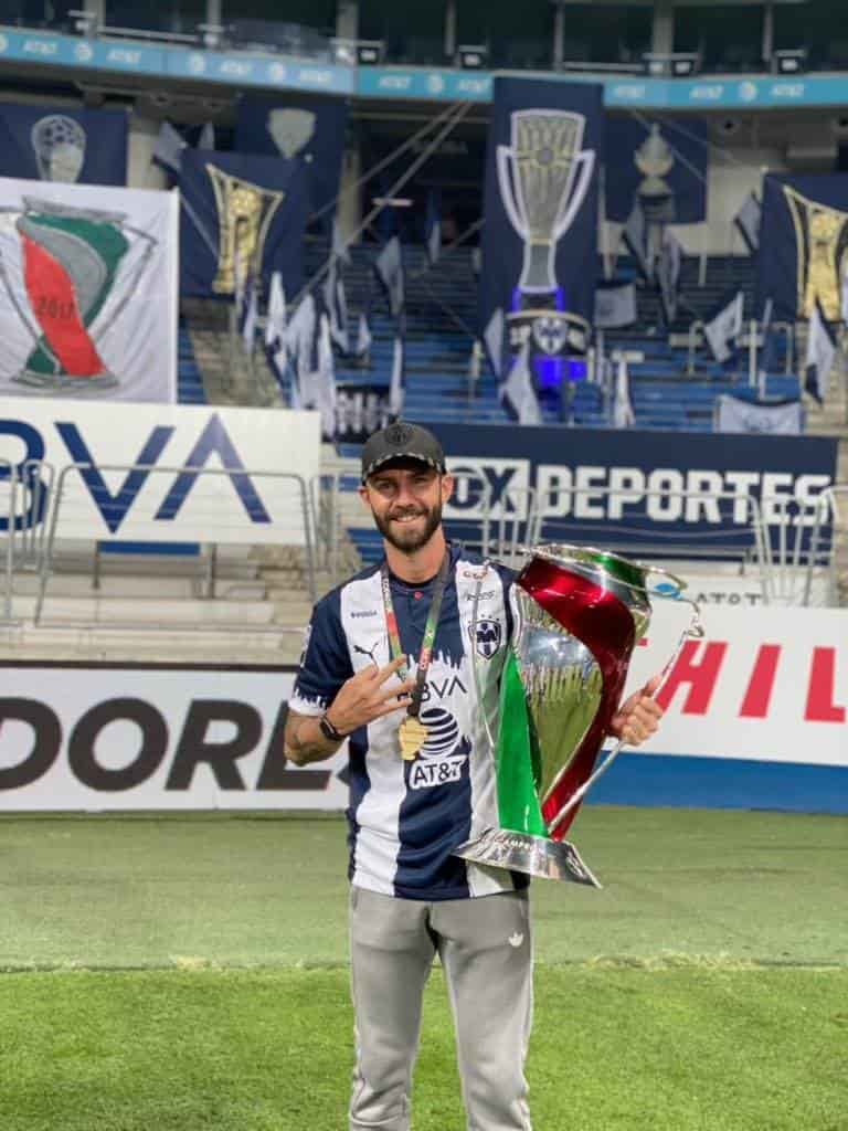 Iker Casillas felicita a Layún por ganar Copa MX