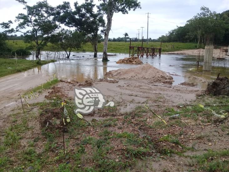 Se inunda construcción del puente La Lagunilla en Minatitlán