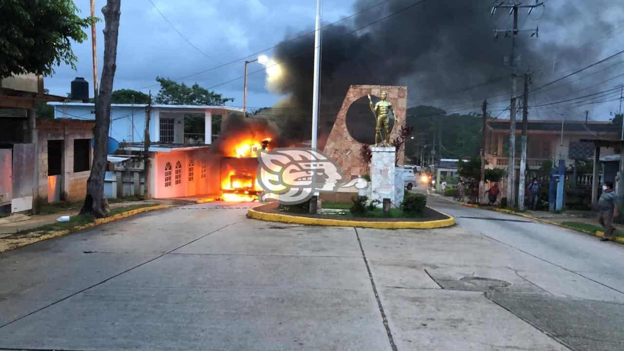 Se incendia unidad de alumbrado público en Cosoleacaque