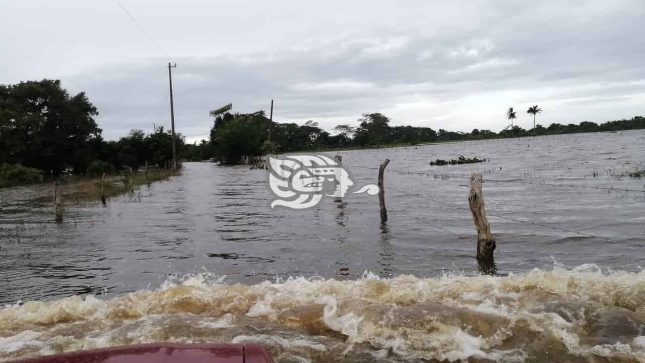 Inundado el camino al ejido Zapotal en Ixhuatlán del Sureste