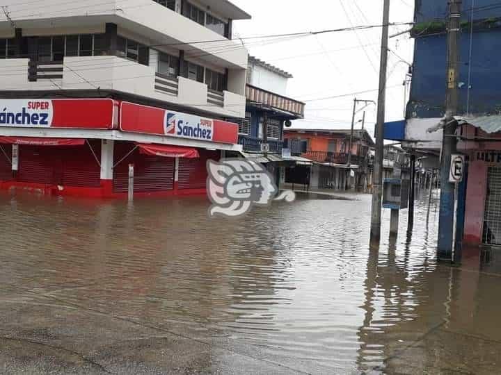 Agua estancada rodea a comercios del Centro de Minatitlán