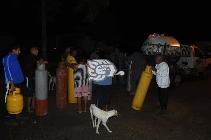 Llenan tanques de gas a familias en comunidades rurales de Cosoleacaque