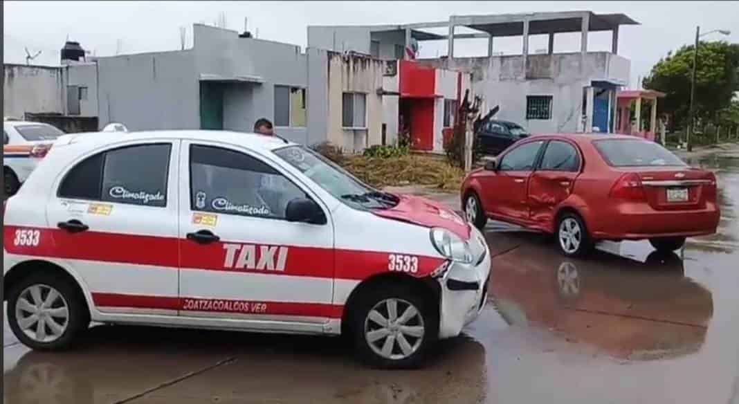 Vehículo particular y taxi chocaron en el fraccionamiento Paraíso Las Dunas