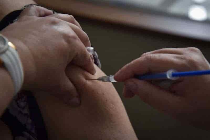 Hospitalizan a doctora en NL por reacción a vacuna vs covid