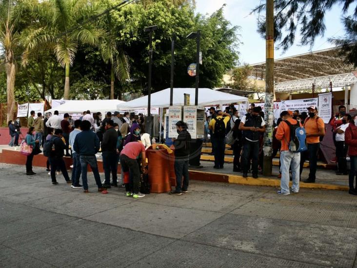 Protestan maestros de la USMEV frente a la SEV, en Xalapa